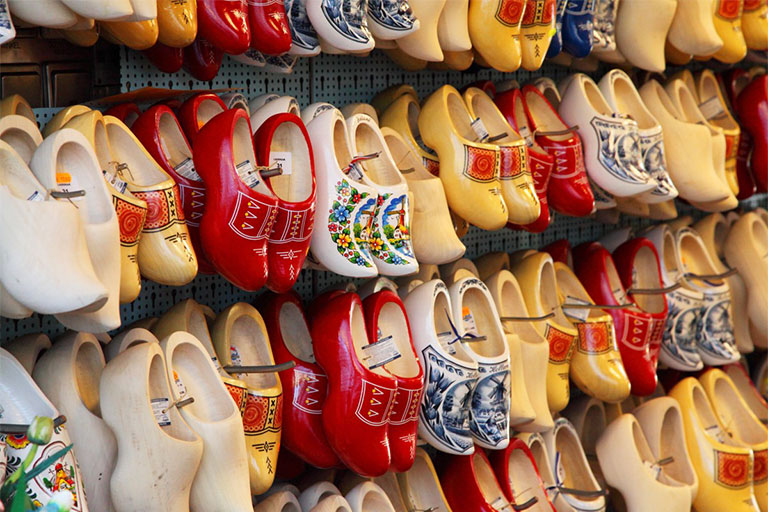کفش های چوبی نقاشی شده در هلند