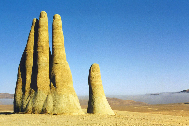 مجسمه دست در صحرا، شیلی