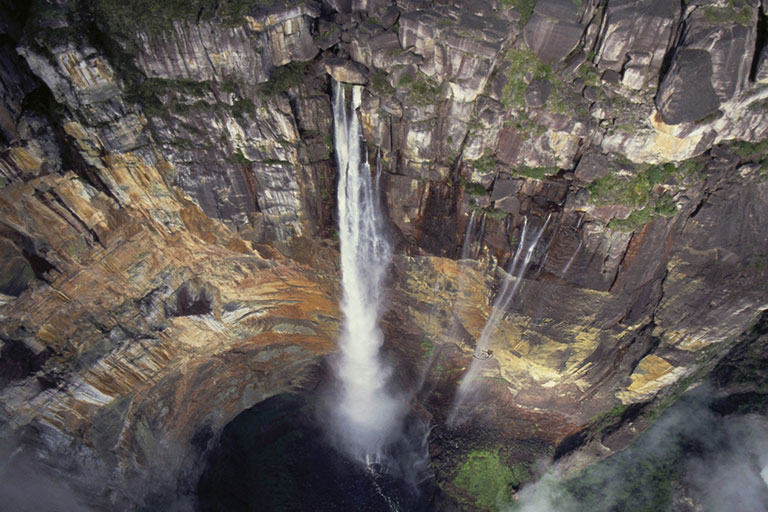 پرواز بر بالای آبشار آنجل در ونزوئلا